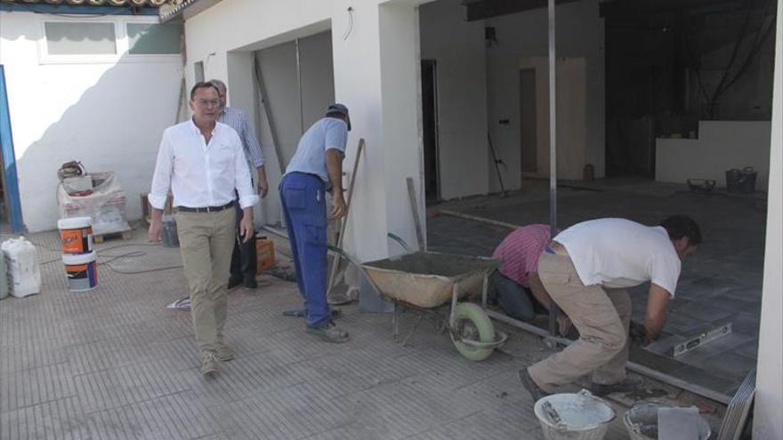 Las obras de la piscina municipal estarán para la campaña estival