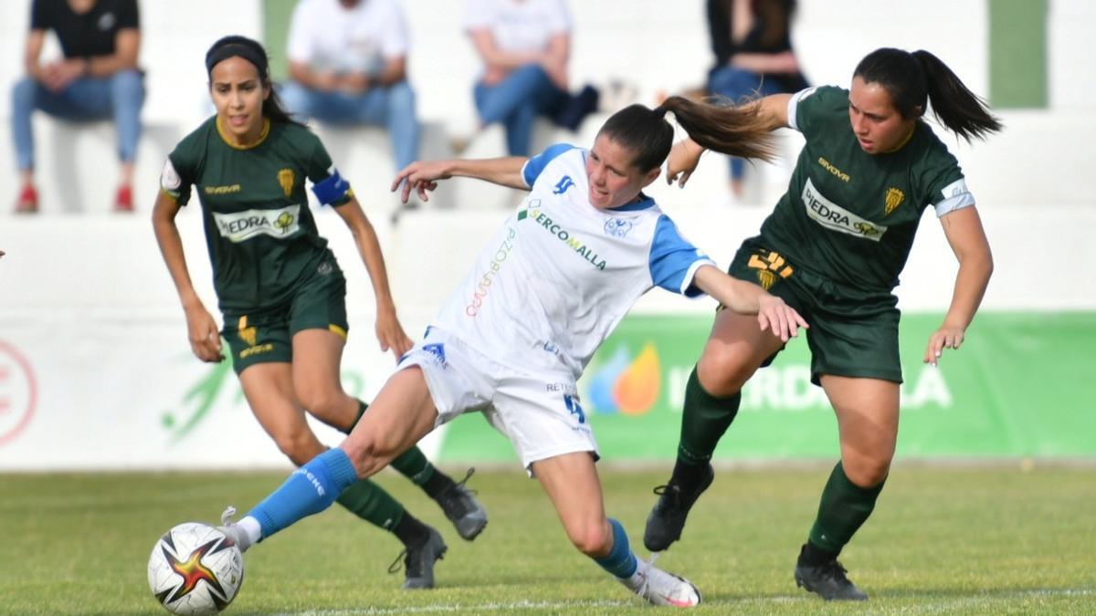 Una jugada del reciente derbi Pozoalbense-Córdoba CF.