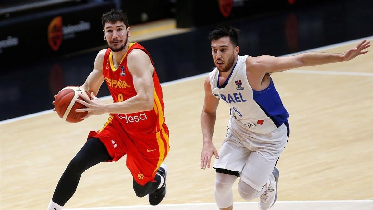 Brizuela avanza con el balón ante la oposición de Blatt.