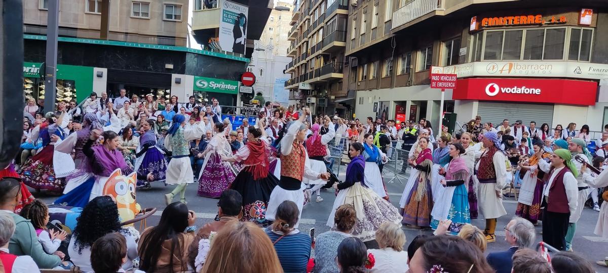 Bailes folclóricos en las calles de Murcia.