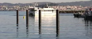 La colocación de los nuevos pantalanes obliga a reordenar el pasaje en el muelle de Cangas