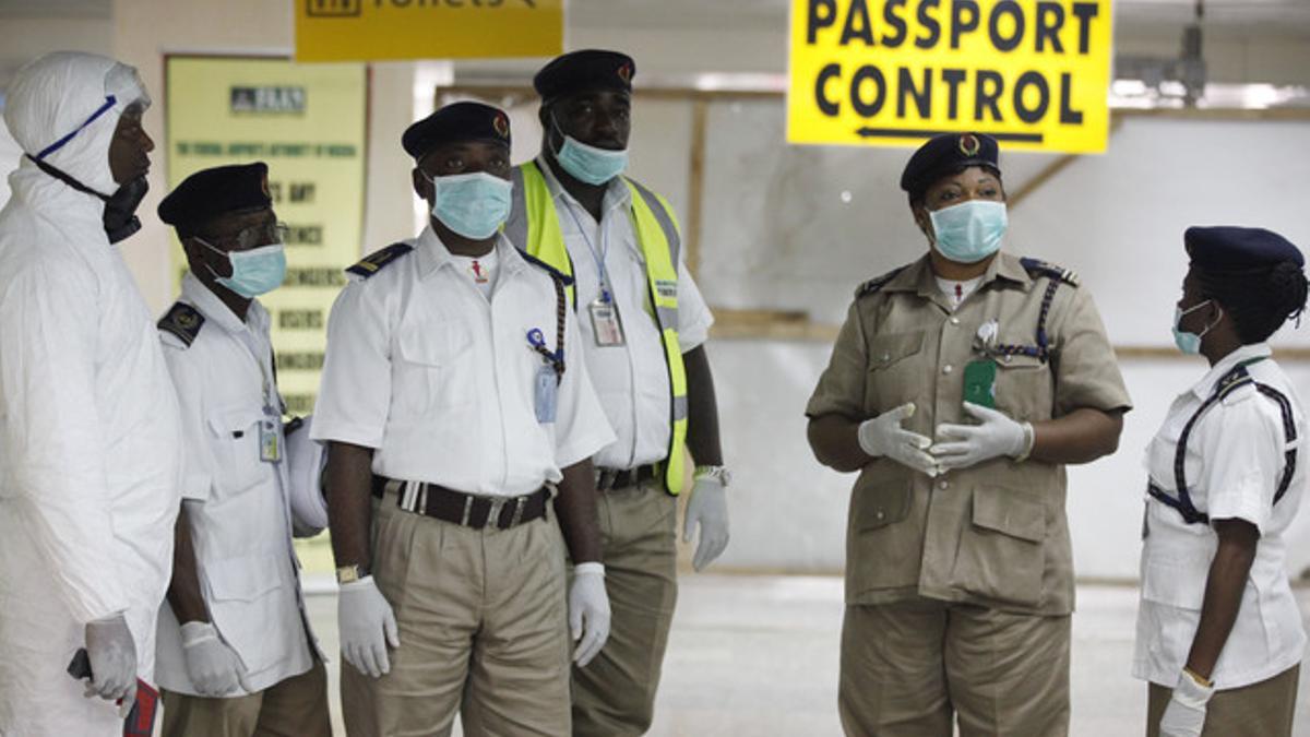 Miembros del servicio de salud nigerianos esperan en el aeropuerto internacional de Lagos, este lunes.