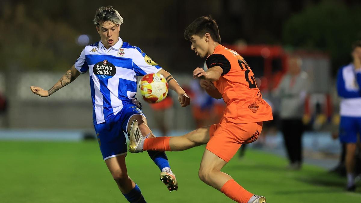 Rubén López pugna por el balón con un jugador del Sámano en la primera ronda de la Copa del Rey.