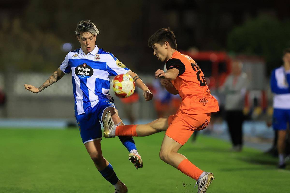Rubén López pugna por el balón con un jugador del Sámano en la primera ronda de la Copa del Rey.