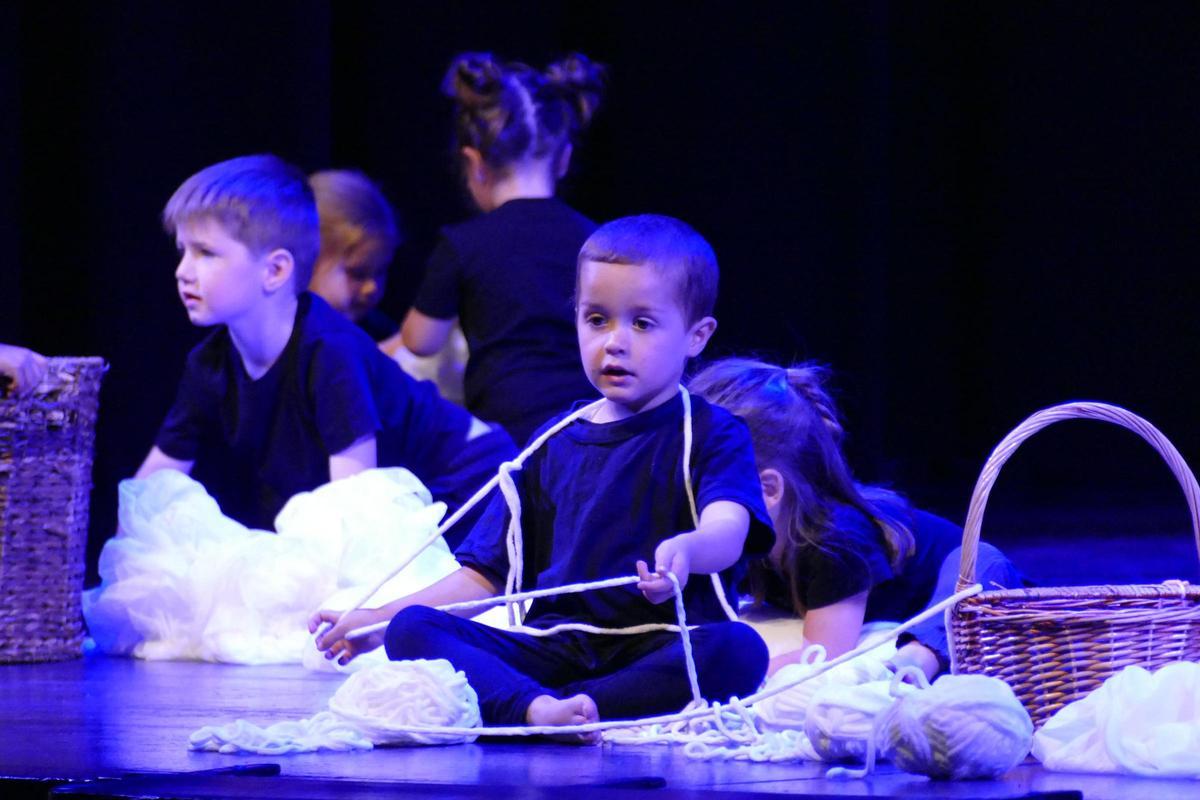 EN IMATGES | L'alumnat de la ZER Empordà presenta el seu projecte 'Origen. Un viatge a la pell de tot el que som’ al Teatre El Jardí