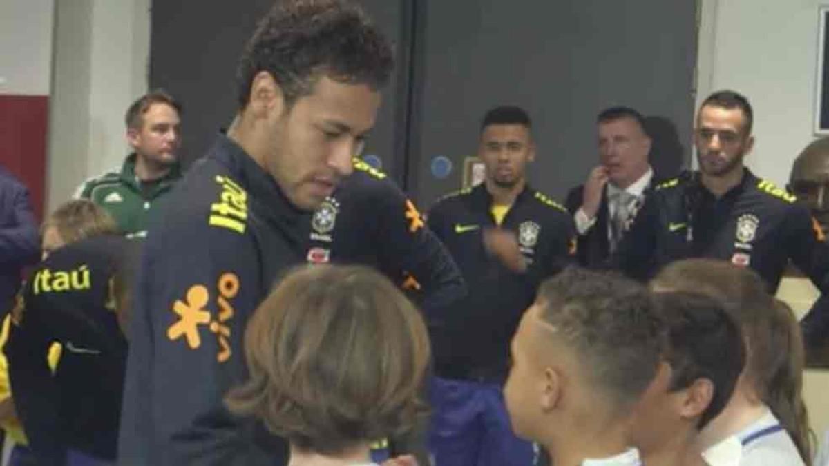 Neymar habló con los niños antes del Inglaterra - Brasil
