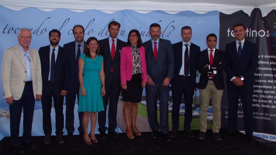 Representantes de Momentum Reim, en el acto de colocación de la primera piedra de la promoción.