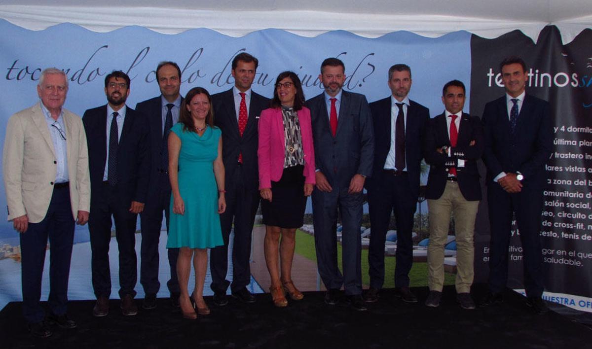 Representantes de Momentum Reim, en el acto de colocación de la primera piedra de la promoción.