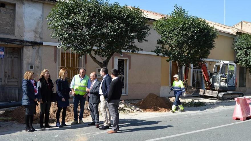 Carrillo visitó ayer las obras junto a la alcaldesa y técnicos municipales.