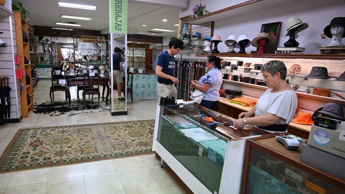 Catorce años lleva una de sus empleadas más longevas aquí, atendiendo a clientes.