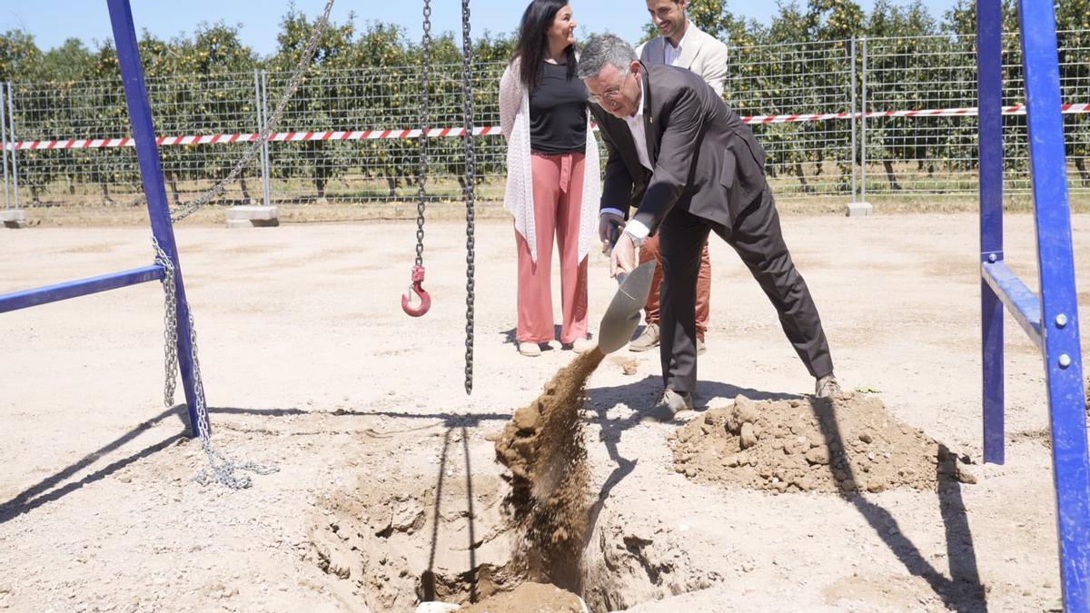 El presidente de la Diputación de Girona y del Consorcio de Aguas, Miquel Noguer, coloca la primera piedra de la potabilizadora de L'Escala.