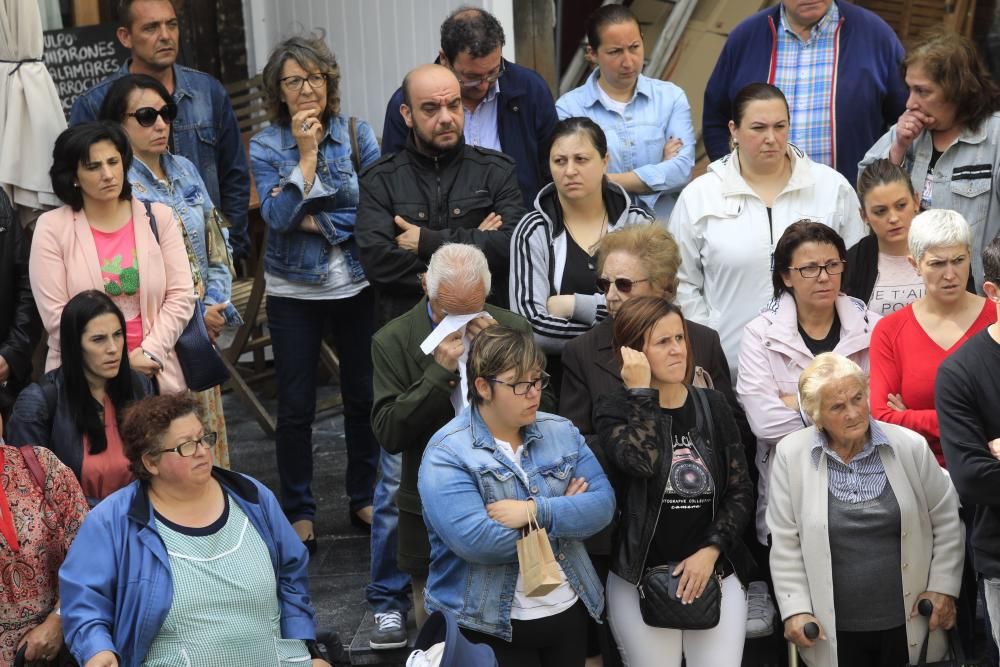 Emotivo minuto de silencio de los vecinos de Cudillero al recordar al joven fallecido David Carragal