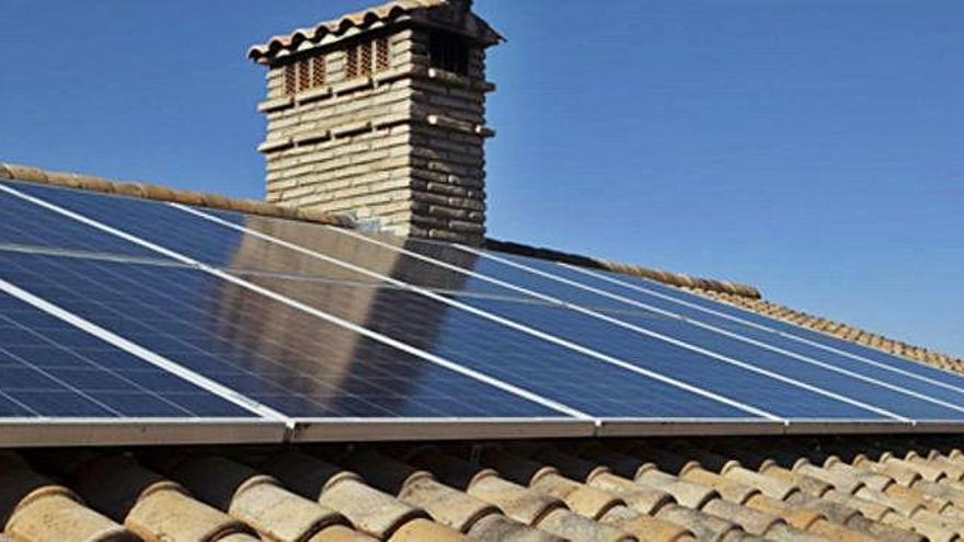 Instalación de &quot;Smart Solar&quot; de Iberdrola en una casa rural.