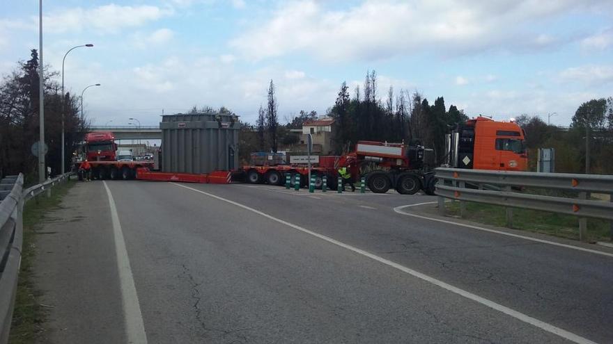 El vehicle encallat a la cruïlla del Pont del Príncep