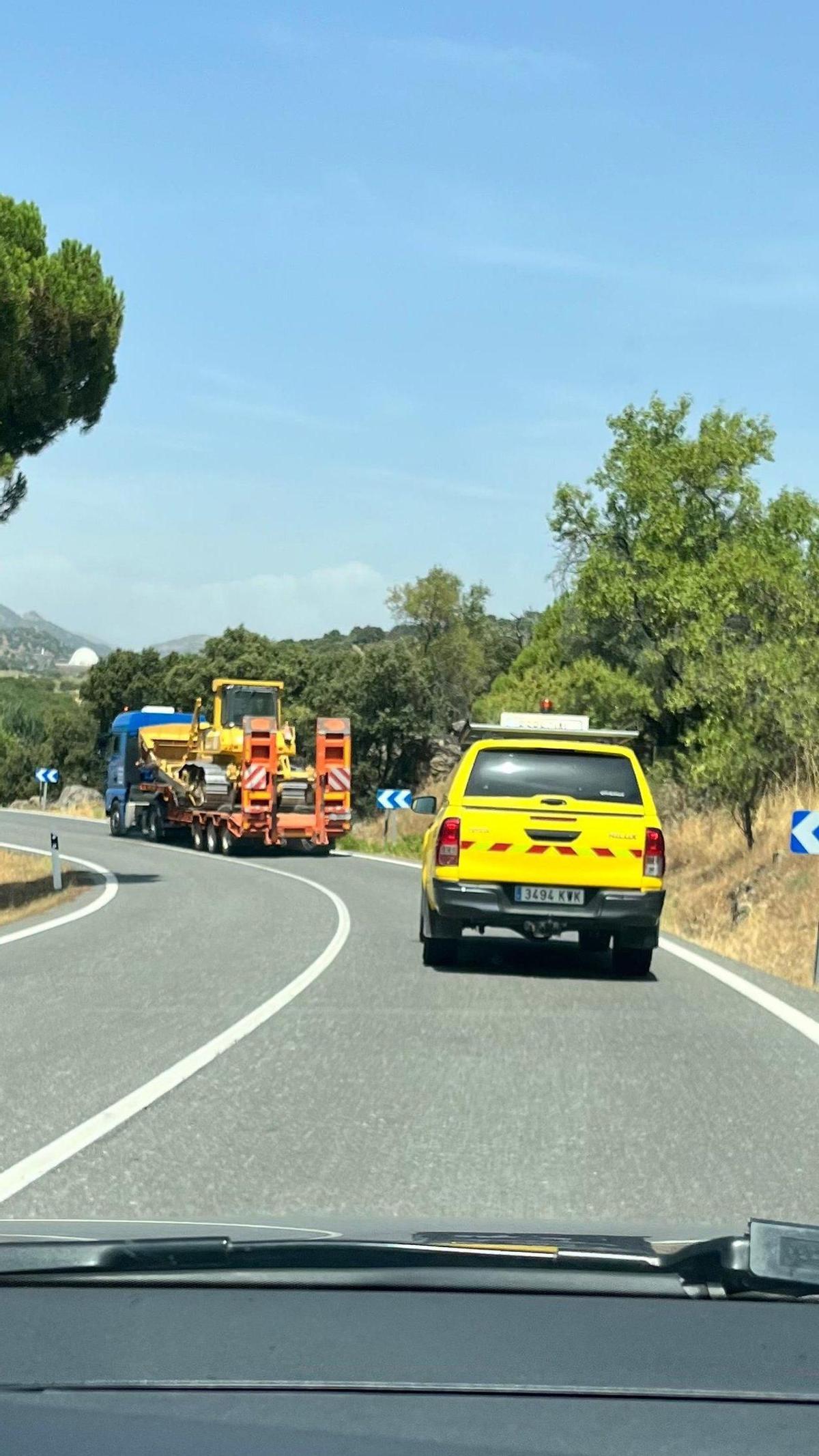 Un bombero forestal ha tuiteado esta imagen de los efectivos de la Comunidad de Madrid en la M-501 camino del incendio de San Bartolomé de Pinares.