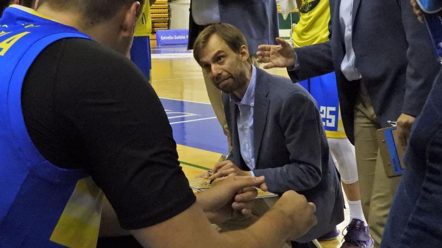 Armando Gómez, organizando una jugada con la pizarra en el encuentro con Gijón. | // FERNANDO CASANOVA