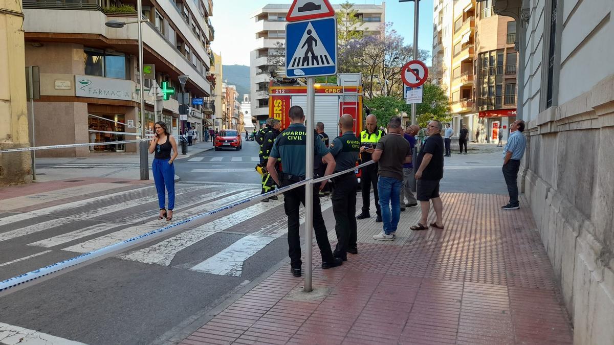 La alcaldesa, Tania Baños, junto a los bomberos y las fuerzas del orden, tras el corte del tránsito en el centro.