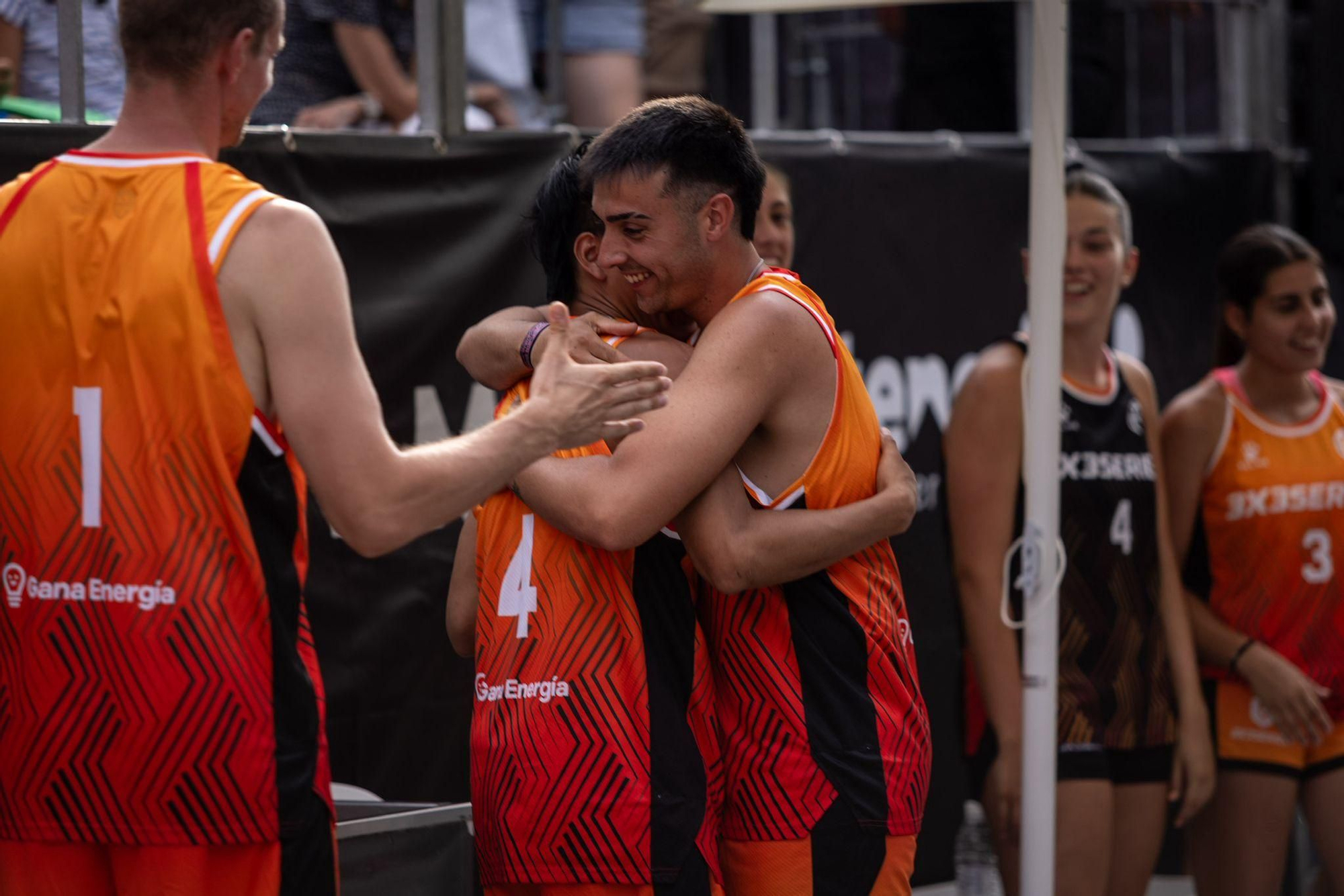 En imágenes | La Plaza del Pilar respira baloncesto con el 3x3