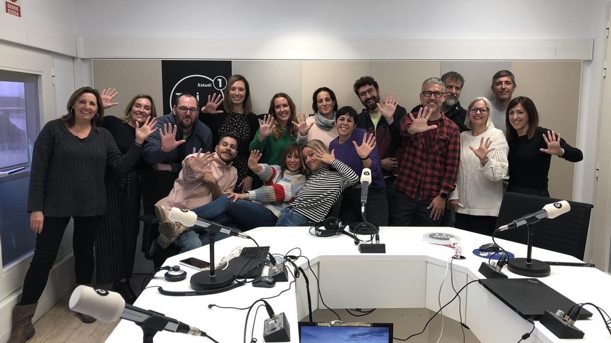 Equipo de la ràdio de À Punt celebrando el quinto aniversario de la emisora pública valenciana.