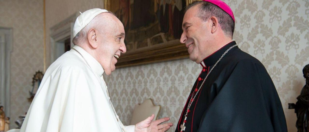 El Papa Francisco saluda al obispo de Eivissa y Formentera, Vicente Ribas Prats. |  OBISPADO DE EIVISSA