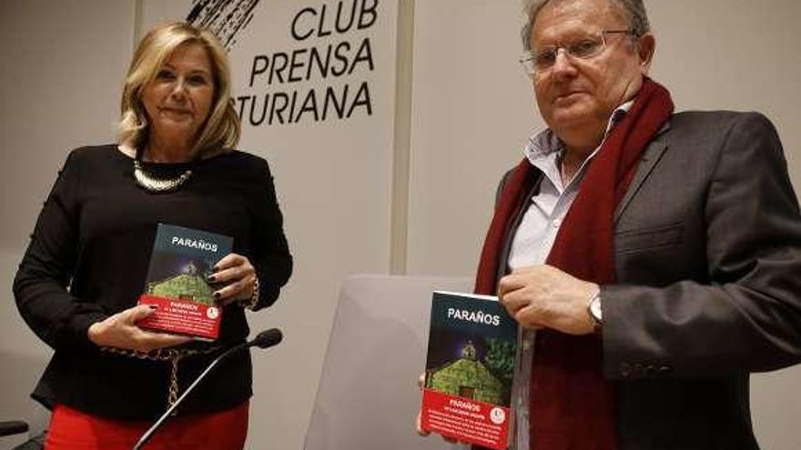 Marisa Díez y Luis Denis, ayer, en el Club Prensa Asturiana.