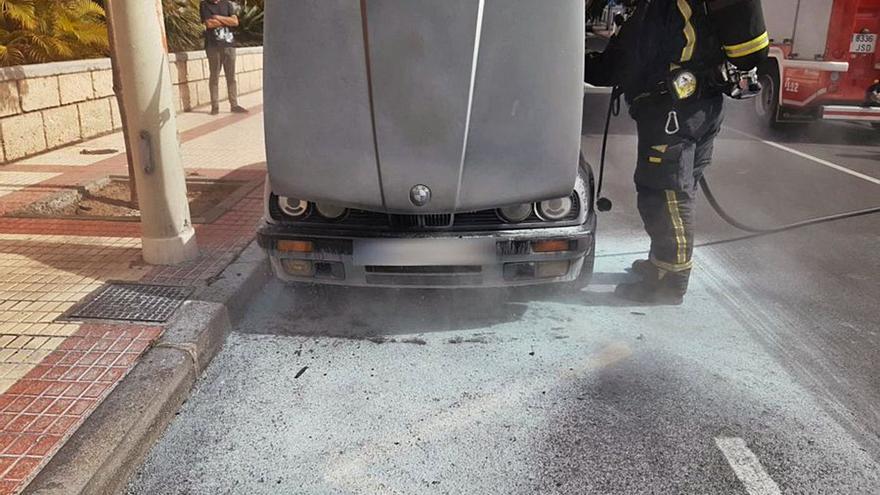 Bomberos actúan en el incendio de un vehículo en Adeje.