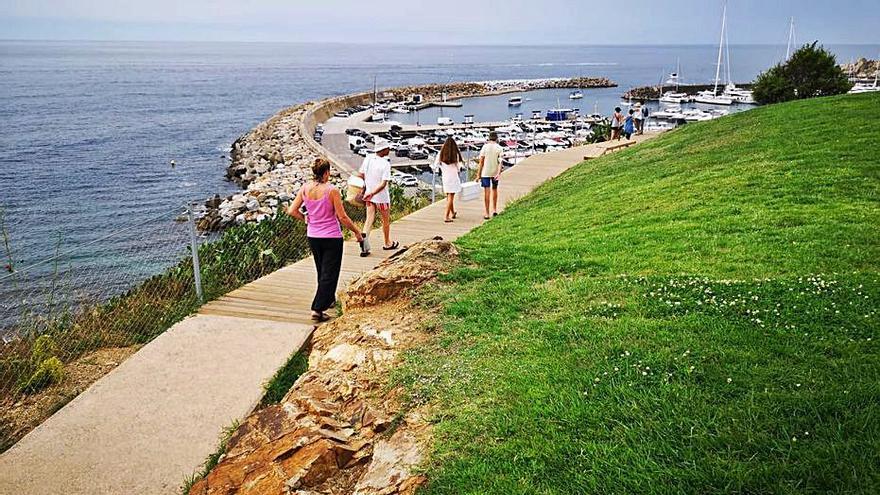 Usuaris passejant pel camí de ronda de Palamós. | AJUNTAMENT DE PALAMÓS