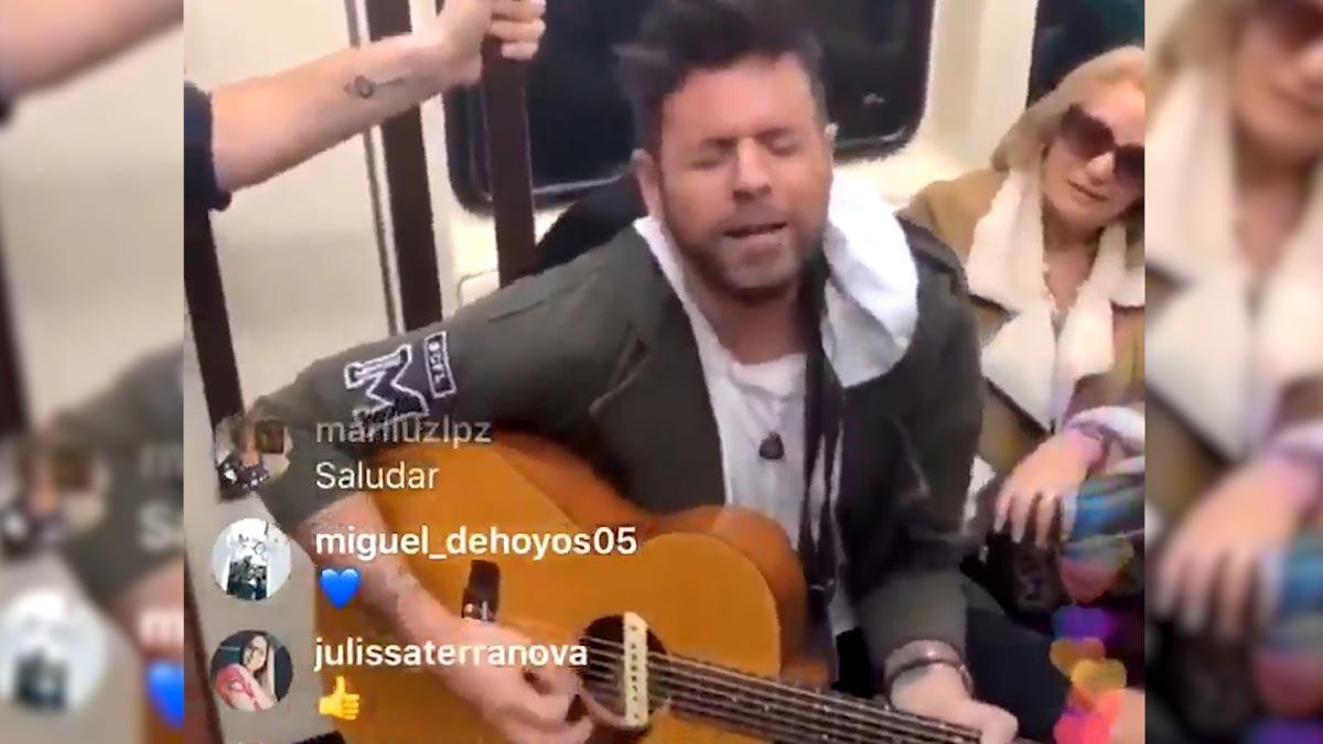 Pablo López actúa por sorpresa en el metro de Madrid con Andrés Martín, su finalista de 'La Voz'