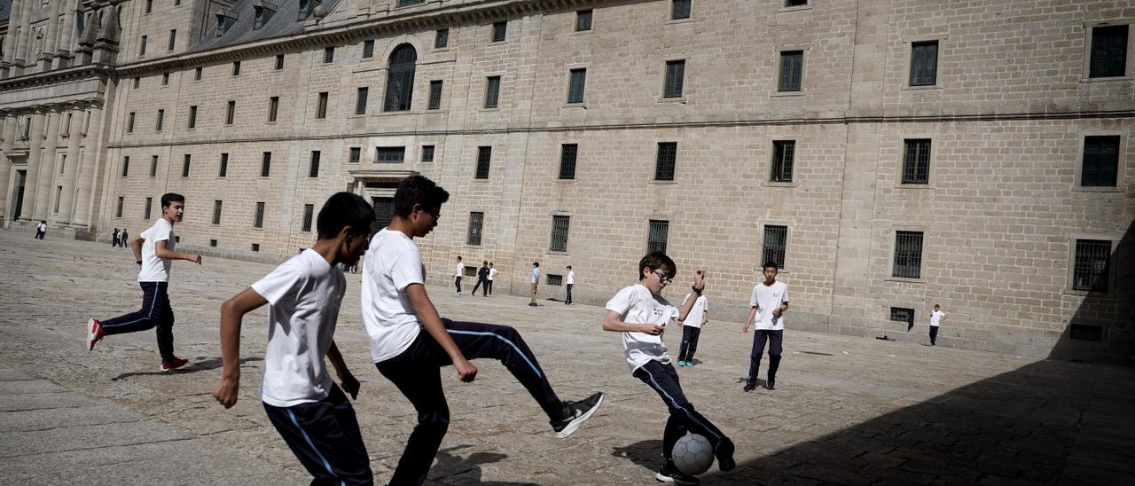 Los niños de la Escolanía del Escorial juegan a las puertas del Monasterio.