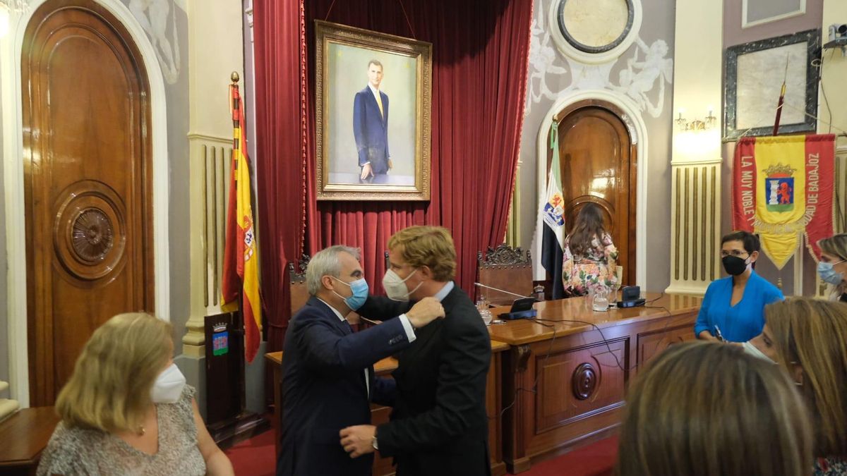 Fragoso y Gragera se abrazan tras el pleno, ayer.