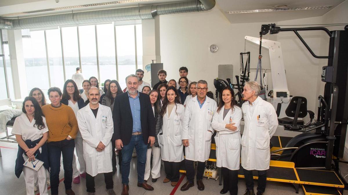 Un grupo de alumnos del grado de Fisioterapia de la UDC, junto con responsables del Sergas y del área sanitaria, posan ante los nuevos equipamientos de la Unidad de Neurorrehabilitación del Hospital de Oza (Chuac).