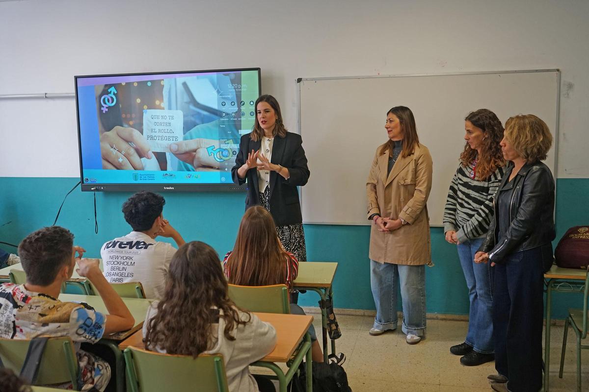 Instante durante la charla de prevención contra las ITS en el IES Pérez Galdós, en Las Palmas de Gran Canaria.