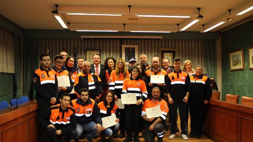 Entrega de diplomas a los participantes en un  curso de Protección Civil de Ceutí