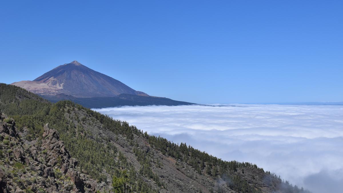 El Teide y el mar de nubes durante una imagen de archivo.