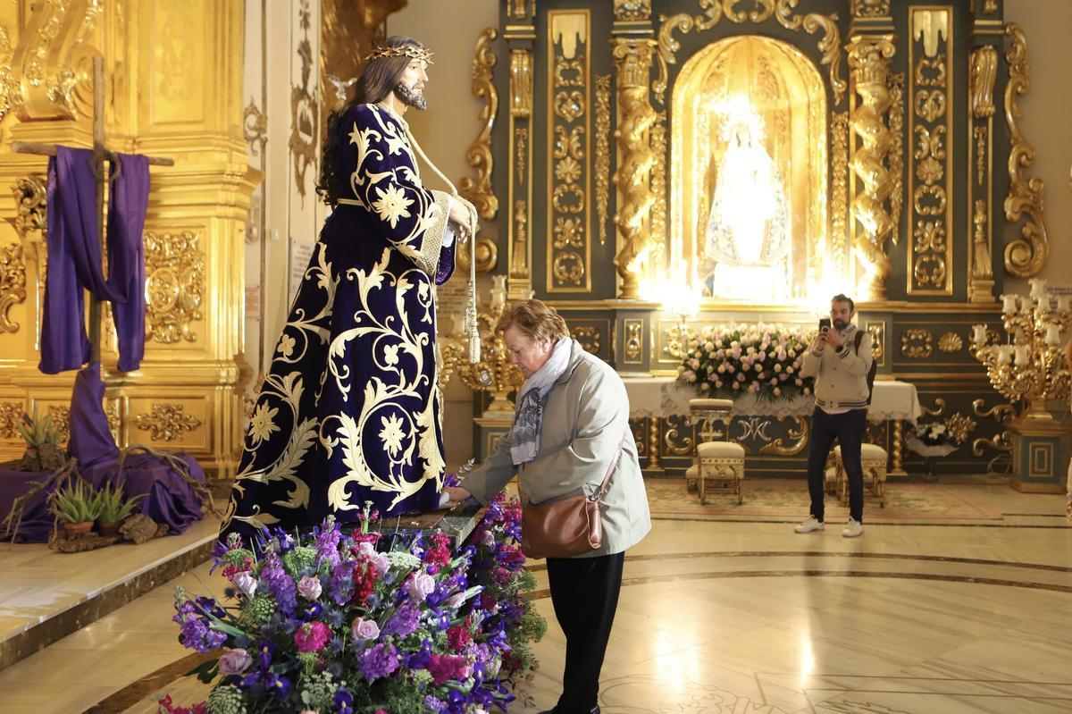 Situado frente al altar mayor de la Capilla del Rosario, decenas de personas acudían al acto de veneración.