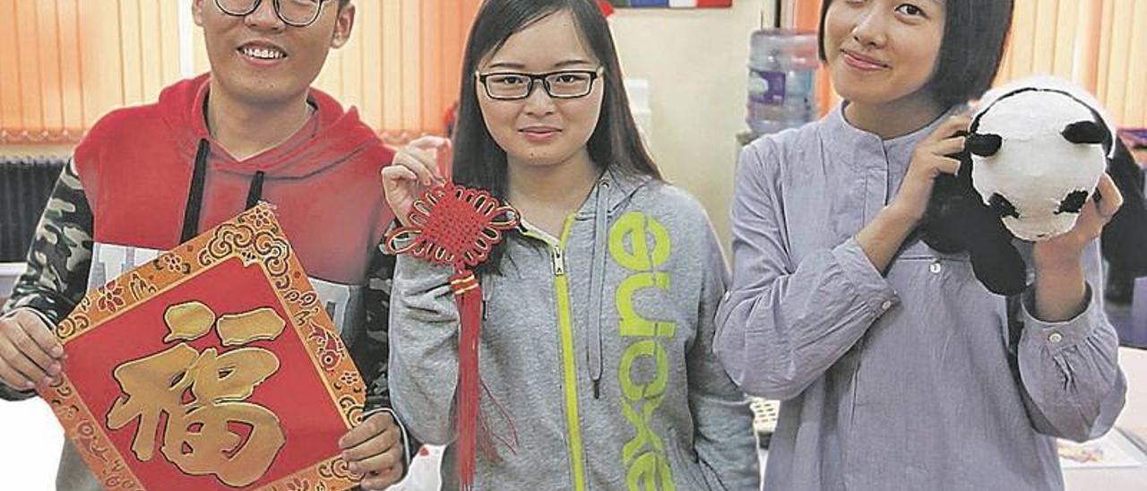 Por la izquierda, Li Sheng Chong, &quot;Fede&quot;;  Xu Hui, &quot;Diana&quot; y Zhang Xi Wen, &quot;Isis&quot;, ayer, en la Escuela Oficial de Idiomas de Oviedo.