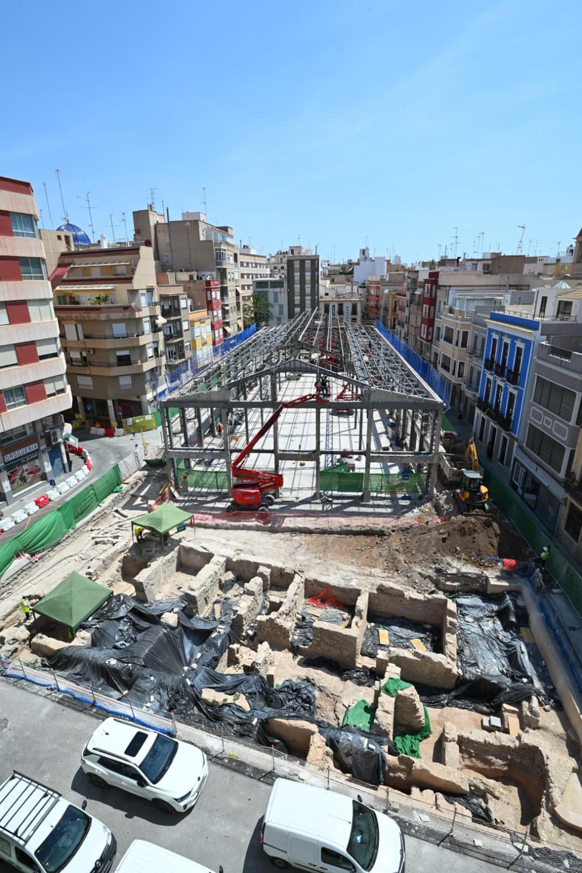 Vista del enclave en el que se sitúa el esqueleto del nuevo Mercado Central de Elche y donde se aprecia el avance en los trabajos