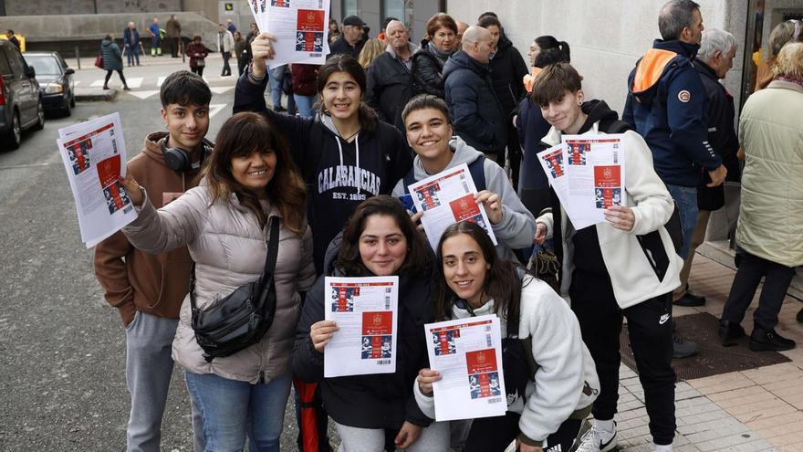 Alegría al conseguir las localidades tras varias horas de espera.