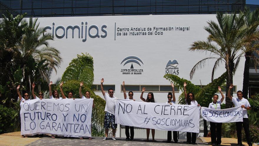 Los estudiantes se rebelaron contra el cierre de este centro, de manera infructuosa.