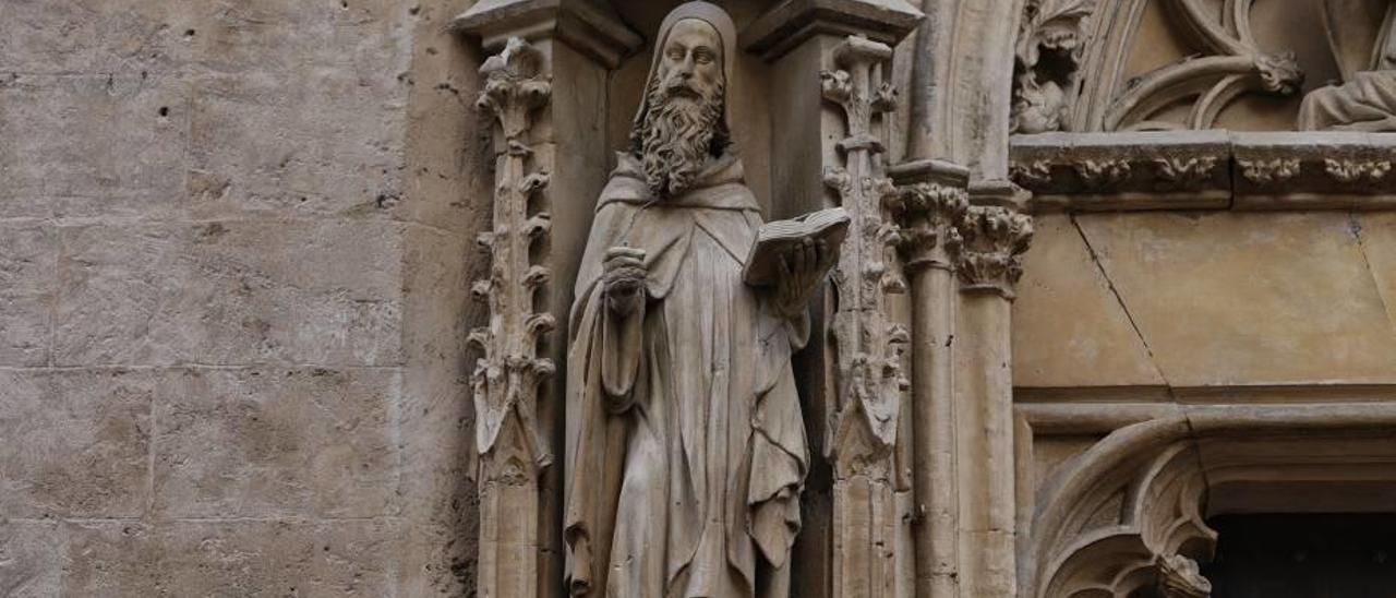 Una estatua de Ramon Llull en la fachada de Sant Miquel.