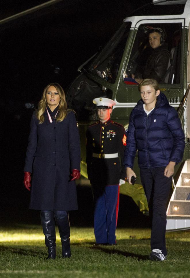 Melania Trump con un abrigo color navy y botas altas