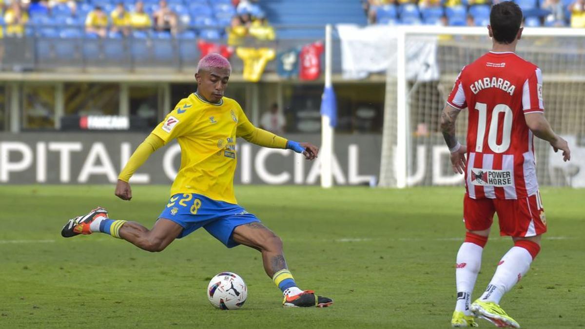 Julián Araujo, en un lance del partido entre la UD Las Palmas y la UD Almería del pasado domingo.