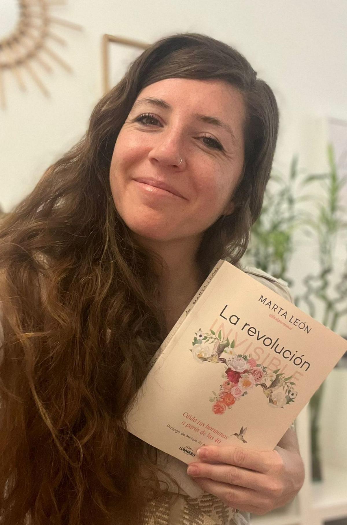 Marta León con su nuevo libro ‘La revolución invisible’. | LA OPINIÓN