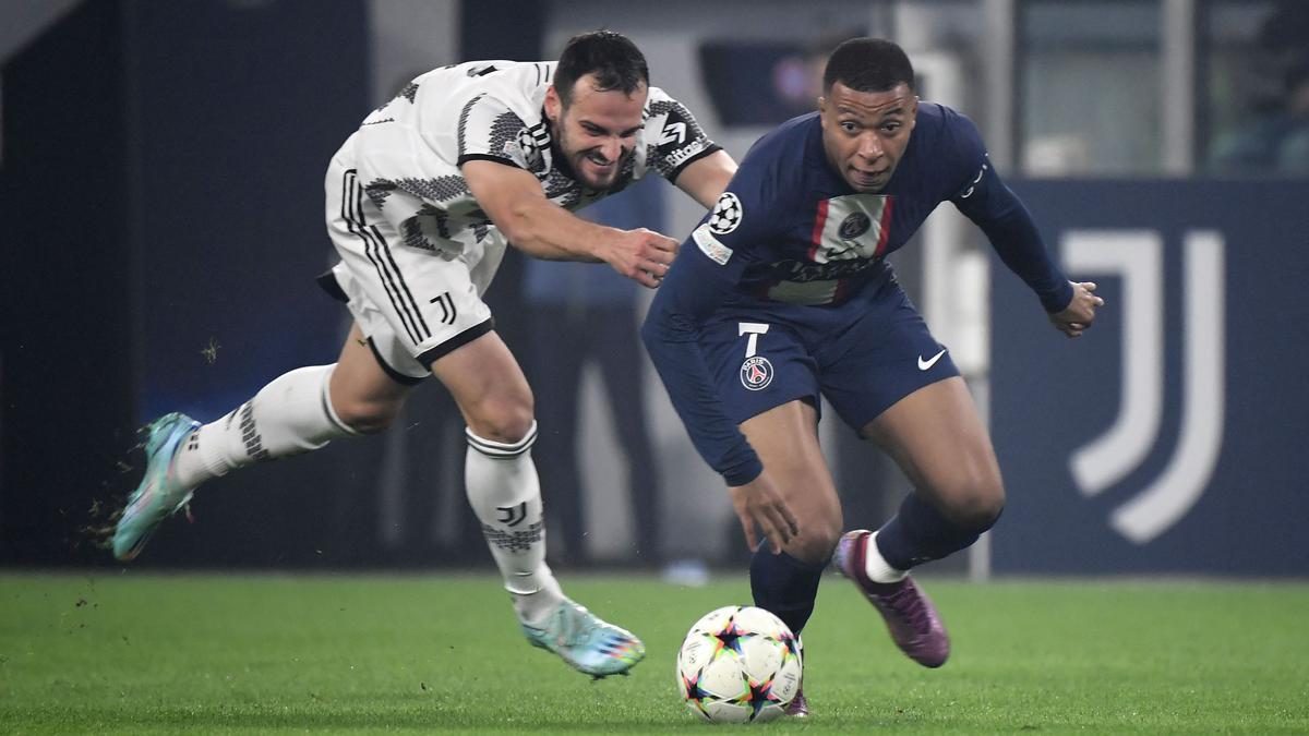 Kylian Mbappe corre con la pelota para marcar gol durante la UEFA Champions League contra el Juventus Turin