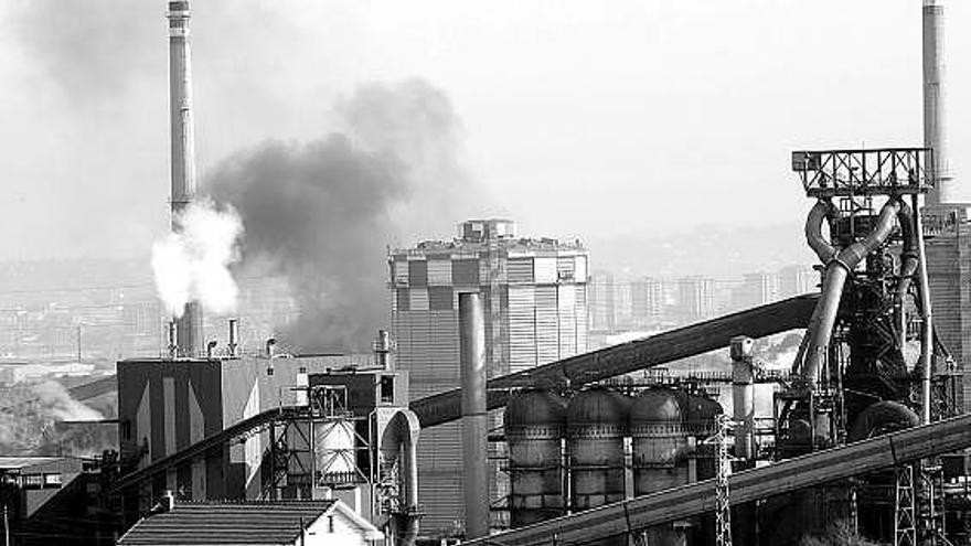 Una de las humaredas de la semana pasada de las baterías de coque, en la factoría gijonesa de Arcelor. Al fondo, Gijón.