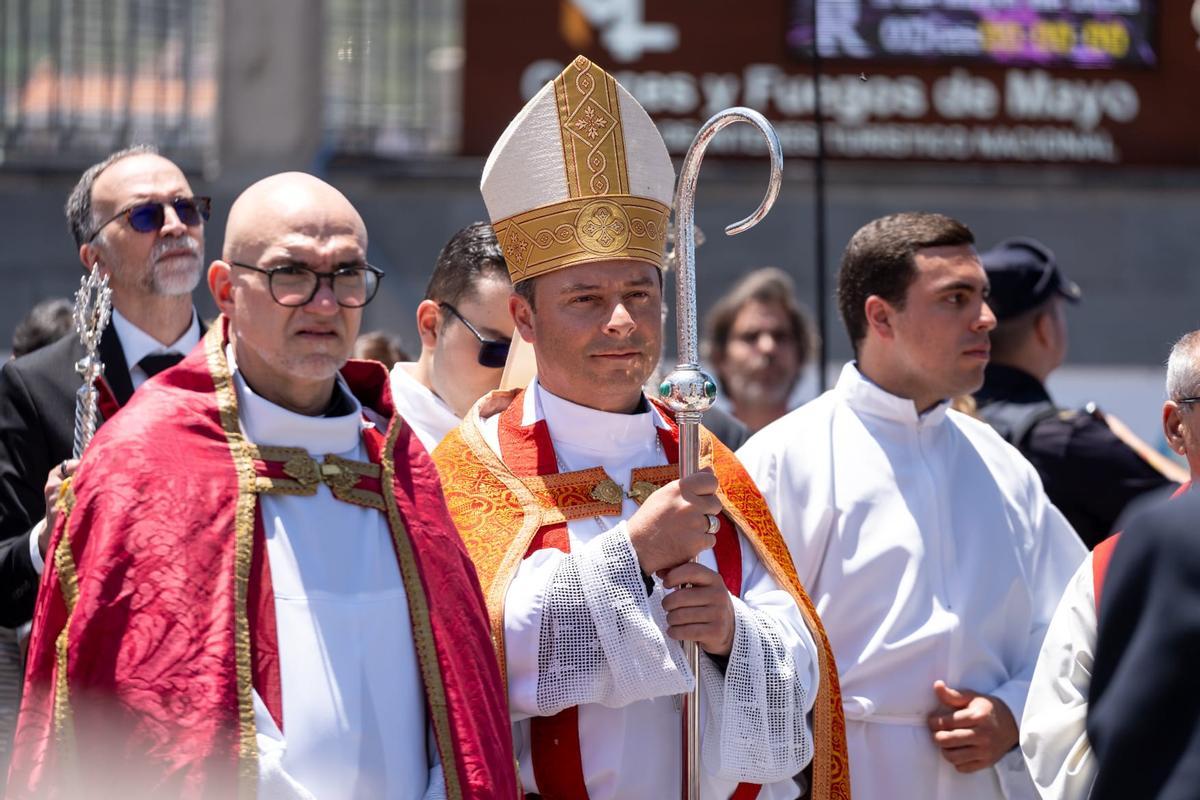 El nuevo obispo de Tenerife, Eloy Alberto Santiago, este sábado en las celebraciones del Día de la Cruz de Los Realejos.