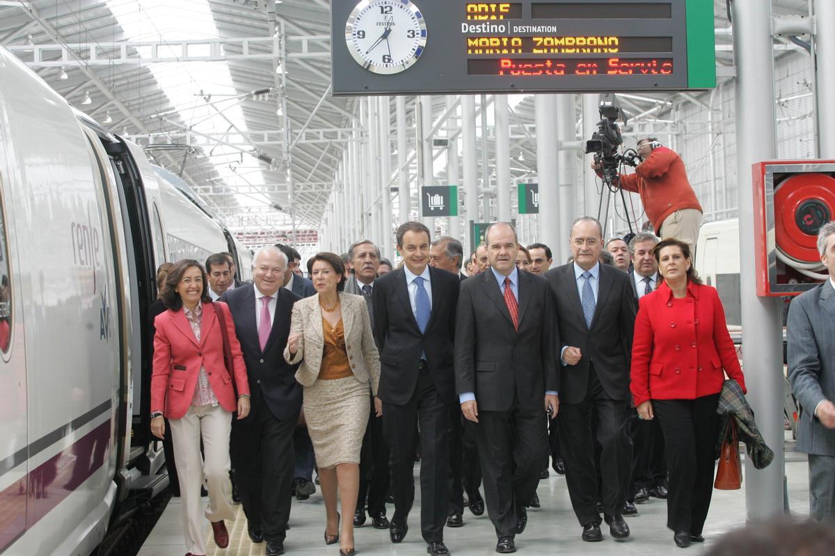 El entonces presidente del Gobierno, José Luis Rodríguez Zapatera, encabeza el grupo de autoridades en la inauguración del AVE Córdoba-Málaga.