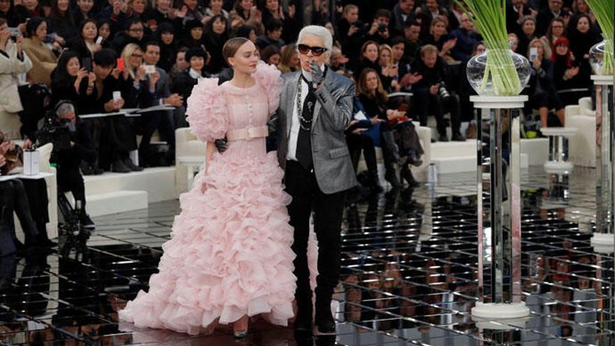 La modelo Lily-Rose Depp con Karl Lagerfeld