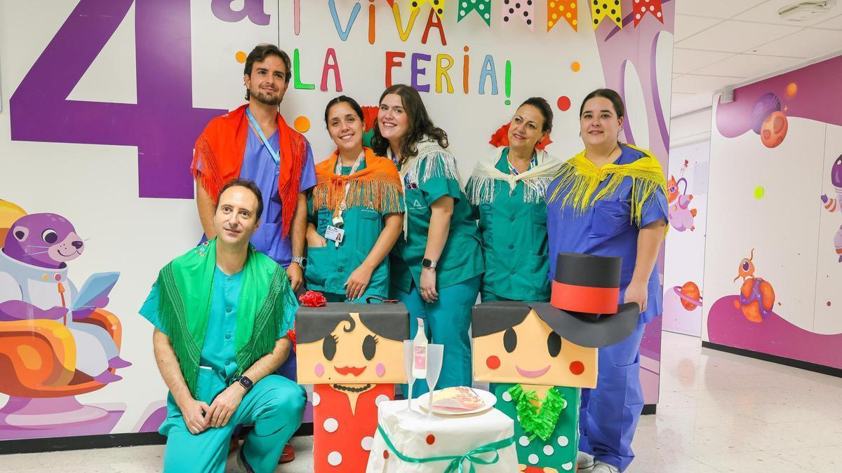 Enfermeras del Hospital Materno Infantil en la entrada de la cuarta planta de Oncohematología Pediátrica.