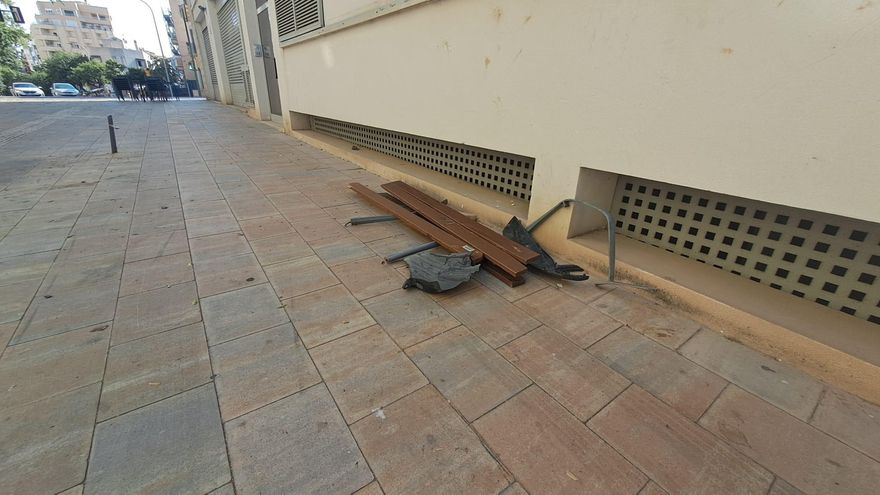 Un vehículo invade el tramo peatonal de calle Morlà y arrolla un banco